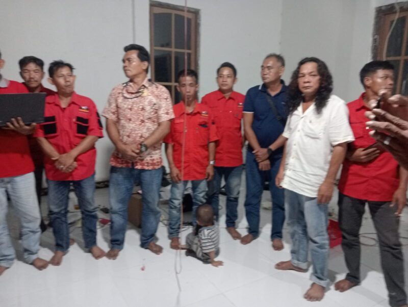 Keterangan Foto:
Ketua Umum GPD Alur Barito, Hison, didampingi sejumlah pengurus dan Dewan Pengawas organisasi saat menyampaikan kritik terhadap pembangunan dan kinerja Pemerintah Kabupaten Barito Utara dalam Musyawarah Mufakat Khusus GPD Alur Barito di Kelurahan Jingah, Minggu (25/5/2026). (Dok. Henryanus Achiang/Trackperistiwa.com)