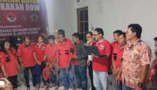 Keterangan Foto:
Pembacaan keputusan pemberhentian Ketua Ormas DPC Kecamatan Lahei oleh Dewan Pengurus Pusat GPD-Alur Barito dalam rapat evaluasi internal organisasi di Sekretariat GPD-Alur Barito, Muara Teweh, Kabupaten Barito Utara. (Dok. Hry/Trackperistiwa.com)