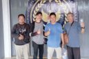 Keterangan Foto:
Budi Permanto (tengah) bersama keluarga usai dinyatakan bebas dari Lapas Tenggarong, Selasa (26/5/2026), setelah menyelesaikan kewajiban pidana melalui pembayaran denda hasil konversi. (Dok. Trackperistiwa.com)
