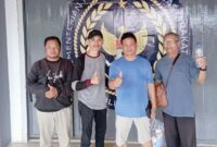 Keterangan Foto:
Budi Permanto (tengah) bersama keluarga usai dinyatakan bebas dari Lapas Tenggarong, Selasa (26/5/2026), setelah menyelesaikan kewajiban pidana melalui pembayaran denda hasil konversi. (Dok. Trackperistiwa.com)