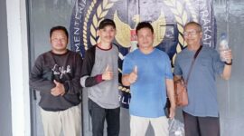 Keterangan Foto:
Budi Permanto (tengah) bersama keluarga usai dinyatakan bebas dari Lapas Tenggarong, Selasa (26/5/2026), setelah menyelesaikan kewajiban pidana melalui pembayaran denda hasil konversi. (Dok. Trackperistiwa.com)