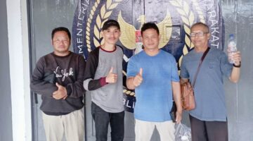 Keterangan Foto:
Budi Permanto (tengah) bersama keluarga usai dinyatakan bebas dari Lapas Tenggarong, Selasa (26/5/2026), setelah menyelesaikan kewajiban pidana melalui pembayaran denda hasil konversi. (Dok. Trackperistiwa.com)