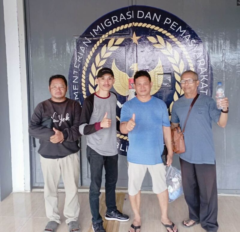 Keterangan Foto:
Budi Permanto (tengah) bersama keluarga usai dinyatakan bebas dari Lapas Tenggarong, Selasa (26/5/2026), setelah menyelesaikan kewajiban pidana melalui pembayaran denda hasil konversi. (Dok. Trackperistiwa.com)