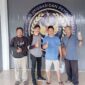 Keterangan Foto:
Budi Permanto (tengah) bersama keluarga usai dinyatakan bebas dari Lapas Tenggarong, Selasa (26/5/2026), setelah menyelesaikan kewajiban pidana melalui pembayaran denda hasil konversi. (Dok. Trackperistiwa.com)