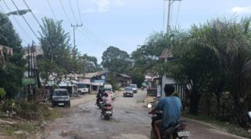 Foto kondisi jalan rusak yang beredar diketahui diambil oleh Anita Sari dan menjadi bukti visual atas kondisi jalan yang memprihatinkan di kawasan tersebut