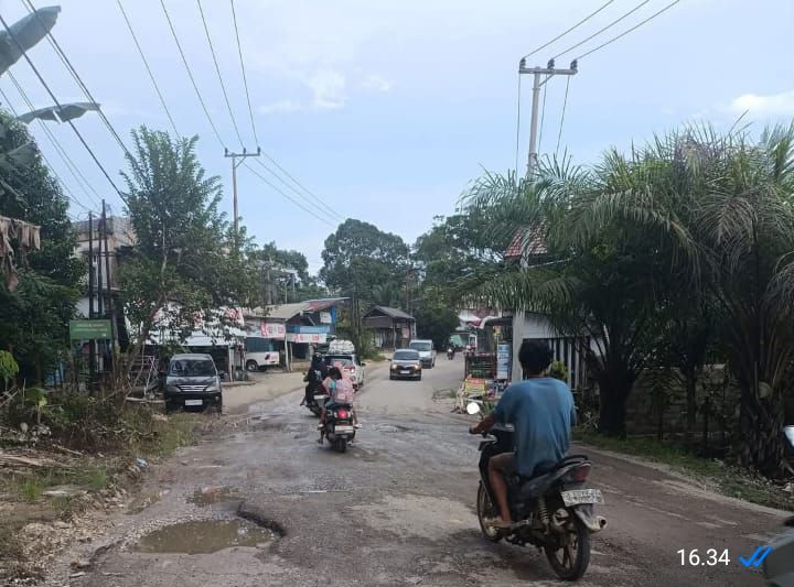 Foto kondisi jalan rusak yang beredar diketahui diambil oleh Anita Sari dan menjadi bukti visual atas kondisi jalan yang memprihatinkan di kawasan tersebut