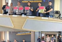 Keterangan Foto: Kapolres Kutai Barat AKBP Boney Wahyu Wicaksono bersama jajaran memperlihatkan barang bukti hasil pengungkapan kasus pencurian dengan kekerasan (begal) dalam konferensi pers di Polres Kutai Barat, Jumat (29/5/2026). (Foto: Trackperistiwa.com/Fauzan)