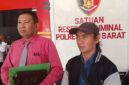 Foto: Kuasa hukum keluarga korban, Adhe Rehatta Tarigan, SH., CPM. (kiri), bersama ayah korban, Diki Wahyudi (kanan), saat mendatangi Kejaksaan Negeri dan Polres Kutai Barat untuk mempertanyakan penghentian penanganan kasus dugaan pelecehan seksual terhadap anak. (Dok.Trackperistiwa.com/Melky Malis)