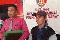 Foto: Kuasa hukum keluarga korban, Adhe Rehatta Tarigan, SH., CPM. (kiri), bersama ayah korban, Diki Wahyudi (kanan), saat mendatangi Kejaksaan Negeri dan Polres Kutai Barat untuk mempertanyakan penghentian penanganan kasus dugaan pelecehan seksual terhadap anak. (Dok.Trackperistiwa.com/Melky Malis)
