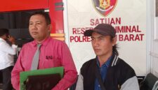 Foto: Kuasa hukum keluarga korban, Adhe Rehatta Tarigan, SH., CPM. (kiri), bersama ayah korban, Diki Wahyudi (kanan), saat mendatangi Kejaksaan Negeri dan Polres Kutai Barat untuk mempertanyakan penghentian penanganan kasus dugaan pelecehan seksual terhadap anak. (Dok.Trackperistiwa.com/Melky Malis)