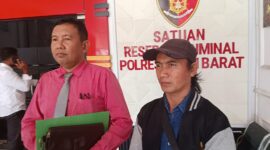 Foto: Kuasa hukum keluarga korban, Adhe Rehatta Tarigan, SH., CPM. (kiri), bersama ayah korban, Diki Wahyudi (kanan), saat mendatangi Kejaksaan Negeri dan Polres Kutai Barat untuk mempertanyakan penghentian penanganan kasus dugaan pelecehan seksual terhadap anak. (Dok.Trackperistiwa.com/Melky Malis)