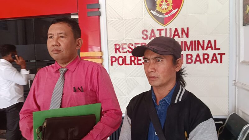 Foto: Kuasa hukum keluarga korban, Adhe Rehatta Tarigan, SH., CPM. (kiri), bersama ayah korban, Diki Wahyudi (kanan), saat mendatangi Kejaksaan Negeri dan Polres Kutai Barat untuk mempertanyakan penghentian penanganan kasus dugaan pelecehan seksual terhadap anak. (Dok.Trackperistiwa.com/Melky Malis)