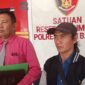Foto: Kuasa hukum keluarga korban, Adhe Rehatta Tarigan, SH., CPM. (kiri), bersama ayah korban, Diki Wahyudi (kanan), saat mendatangi Kejaksaan Negeri dan Polres Kutai Barat untuk mempertanyakan penghentian penanganan kasus dugaan pelecehan seksual terhadap anak. (Dok.Trackperistiwa.com/Melky Malis)
