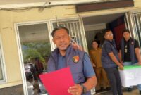 Ket: Tampak tim penyidik Unit Tipikor Satreskrim Polres Kutai Barat membawa sejumlah berkas dan barang yang diamankan usai melakukan penggeledahan di Kantor BPBD Kutai Barat, Selasa (9/6/2026). Penggeledahan tersebut merupakan bagian dari penyidikan dugaan penyimpangan penggunaan anggaran tahun 2024. Dokumentasi: Melky Kalis/TrackPeristiwa.com.