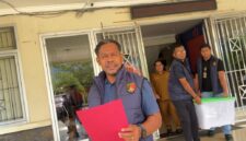 Ket: Tampak tim penyidik Unit Tipikor Satreskrim Polres Kutai Barat membawa sejumlah berkas dan barang yang diamankan usai melakukan penggeledahan di Kantor BPBD Kutai Barat, Selasa (9/6/2026). Penggeledahan tersebut merupakan bagian dari penyidikan dugaan penyimpangan penggunaan anggaran tahun 2024. Dokumentasi: Melky Kalis/TrackPeristiwa.com.