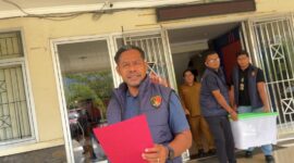 Ket: Tampak tim penyidik Unit Tipikor Satreskrim Polres Kutai Barat membawa sejumlah berkas dan barang yang diamankan usai melakukan penggeledahan di Kantor BPBD Kutai Barat, Selasa (9/6/2026). Penggeledahan tersebut merupakan bagian dari penyidikan dugaan penyimpangan penggunaan anggaran tahun 2024. Dokumentasi: Melky Kalis/TrackPeristiwa.com.