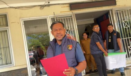 Ket: Tampak tim penyidik Unit Tipikor Satreskrim Polres Kutai Barat membawa sejumlah berkas dan barang yang diamankan usai melakukan penggeledahan di Kantor BPBD Kutai Barat, Selasa (9/6/2026). Penggeledahan tersebut merupakan bagian dari penyidikan dugaan penyimpangan penggunaan anggaran tahun 2024. Dokumentasi: Melky Kalis/TrackPeristiwa.com.