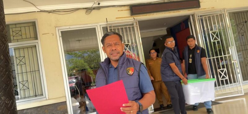 Ket: Tampak tim penyidik Unit Tipikor Satreskrim Polres Kutai Barat membawa sejumlah berkas dan barang yang diamankan usai melakukan penggeledahan di Kantor BPBD Kutai Barat, Selasa (9/6/2026). Penggeledahan tersebut merupakan bagian dari penyidikan dugaan penyimpangan penggunaan anggaran tahun 2024. Dokumentasi: Melky Kalis/TrackPeristiwa.com.