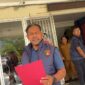 Ket: Tampak tim penyidik Unit Tipikor Satreskrim Polres Kutai Barat membawa sejumlah berkas dan barang yang diamankan usai melakukan penggeledahan di Kantor BPBD Kutai Barat, Selasa (9/6/2026). Penggeledahan tersebut merupakan bagian dari penyidikan dugaan penyimpangan penggunaan anggaran tahun 2024. Dokumentasi: Melky Kalis/TrackPeristiwa.com.