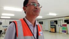 Foto: Administration Mine Manager PT Trubaindo Coal Mining (TCM), Hirung, memberikan keterangan terkait tuntutan keluarga Kincan usai aksi damai yang digelar massa Tariu Borneo Bangkule Rajakng (TBBR) di area operasional perusahaan, Kabupaten Kutai Barat, Sabtu (20/6/2026). Foto: Eventius/TrackPeristiwa.com