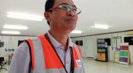 Foto: Administration Mine Manager PT Trubaindo Coal Mining (TCM), Hirung, memberikan keterangan terkait tuntutan keluarga Kincan usai aksi damai yang digelar massa Tariu Borneo Bangkule Rajakng (TBBR) di area operasional perusahaan, Kabupaten Kutai Barat, Sabtu (20/6/2026). Foto: Eventius/TrackPeristiwa.com