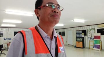 Foto: Administration Mine Manager PT Trubaindo Coal Mining (TCM), Hirung, memberikan keterangan terkait tuntutan keluarga Kincan usai aksi damai yang digelar massa Tariu Borneo Bangkule Rajakng (TBBR) di area operasional perusahaan, Kabupaten Kutai Barat, Sabtu (20/6/2026). Foto: Eventius/TrackPeristiwa.com