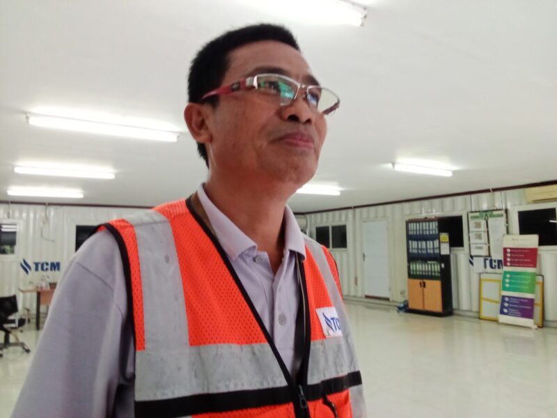 Foto: Administration Mine Manager PT Trubaindo Coal Mining (TCM), Hirung, memberikan keterangan terkait tuntutan keluarga Kincan usai aksi damai yang digelar massa Tariu Borneo Bangkule Rajakng (TBBR) di area operasional perusahaan, Kabupaten Kutai Barat, Sabtu (20/6/2026). Foto: Eventius/TrackPeristiwa.com