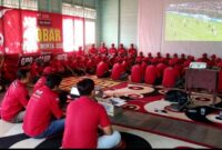 Ketua Umum Ormas GPD Alur Barito, Hison, bersama anggota mengikuti kegiatan nonton bareng (nobar) pertandingan sepak bola di Balai Adat Desa Ipu, Dusun Ransep, Kecamatan Lahei, Kabupaten Barito Utara, Sabtu (27/6/2026).
Foto: Henryanus A./TrackPeristiwa.com
