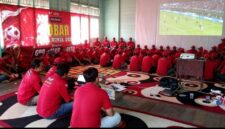 Ketua Umum Ormas GPD Alur Barito, Hison, bersama anggota mengikuti kegiatan nonton bareng (nobar) pertandingan sepak bola di Balai Adat Desa Ipu, Dusun Ransep, Kecamatan Lahei, Kabupaten Barito Utara, Sabtu (27/6/2026).
Foto: Henryanus A./TrackPeristiwa.com