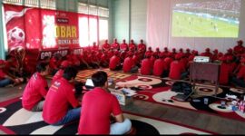 Ketua Umum Ormas GPD Alur Barito, Hison, bersama anggota mengikuti kegiatan nonton bareng (nobar) pertandingan sepak bola di Balai Adat Desa Ipu, Dusun Ransep, Kecamatan Lahei, Kabupaten Barito Utara, Sabtu (27/6/2026).
Foto: Henryanus A./TrackPeristiwa.com