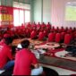 Ketua Umum Ormas GPD Alur Barito, Hison, bersama anggota mengikuti kegiatan nonton bareng (nobar) pertandingan sepak bola di Balai Adat Desa Ipu, Dusun Ransep, Kecamatan Lahei, Kabupaten Barito Utara, Sabtu (27/6/2026).
Foto: Henryanus A./TrackPeristiwa.com