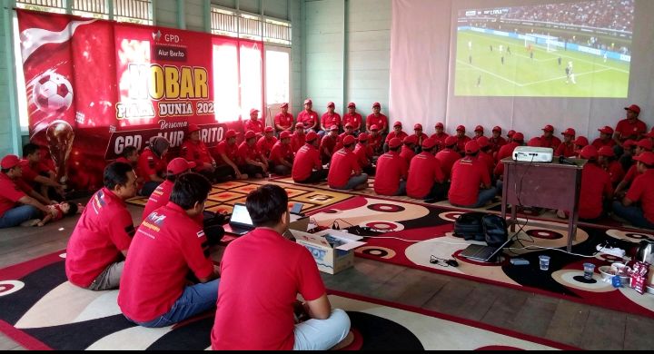 Ketua Umum Ormas GPD Alur Barito, Hison, bersama anggota mengikuti kegiatan nonton bareng (nobar) pertandingan sepak bola di Balai Adat Desa Ipu, Dusun Ransep, Kecamatan Lahei, Kabupaten Barito Utara, Sabtu (27/6/2026).
Foto: Henryanus A./TrackPeristiwa.com