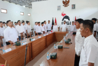 Keterangan Foto: Ketua DPD PSI Kutai Barat, Gilbert Singo Yudha, memberikan arahan kepada jajaran pengurus PSI Kutai Barat dalam kegiatan konsolidasi organisasi, Sabtu (11/7/2026).

Foto:Trackperistiwa.com/Melky Malis