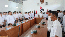 Keterangan Foto: Ketua DPD PSI Kutai Barat, Gilbert Singo Yudha, memberikan arahan kepada jajaran pengurus PSI Kutai Barat dalam kegiatan konsolidasi organisasi, Sabtu (11/7/2026).
Foto:Trackperistiwa.com/Melky Malis