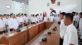 Keterangan Foto: Ketua DPD PSI Kutai Barat, Gilbert Singo Yudha, memberikan arahan kepada jajaran pengurus PSI Kutai Barat dalam kegiatan konsolidasi organisasi, Sabtu (11/7/2026).

Foto:Trackperistiwa.com/Melky Malis