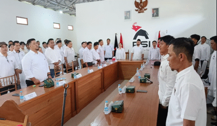Keterangan Foto: Ketua DPD PSI Kutai Barat, Gilbert Singo Yudha, memberikan arahan kepada jajaran pengurus PSI Kutai Barat dalam kegiatan konsolidasi organisasi, Sabtu (11/7/2026). Foto:Trackperistiwa.com/Melky Malis