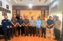 Keterangan Foto:
Kapolres Kutai Barat AKBP Haris Kurniawan, S.I.K., M.I.K., bersama jajaran melakukan kunjungan silaturahmi ke Kejaksaan Negeri Kutai Barat dan disambut langsung oleh Kajari Yon Yuviarso, S.H., M.H., Selasa (14/7/2026), dalam rangka memperkuat sinergi dan koordinasi penegakan hukum. Dokumentasi: Humas Polres Kutai Barat/Trackperistiwa.com.