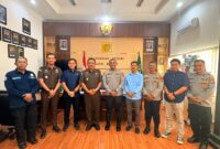 Keterangan Foto:
Kapolres Kutai Barat AKBP Haris Kurniawan, S.I.K., M.I.K., bersama jajaran melakukan kunjungan silaturahmi ke Kejaksaan Negeri Kutai Barat dan disambut langsung oleh Kajari Yon Yuviarso, S.H., M.H., Selasa (14/7/2026), dalam rangka memperkuat sinergi dan koordinasi penegakan hukum. Dokumentasi: Humas Polres Kutai Barat/Trackperistiwa.com.