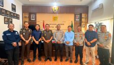 Keterangan Foto:
Kapolres Kutai Barat AKBP Haris Kurniawan, S.I.K., M.I.K., bersama jajaran melakukan kunjungan silaturahmi ke Kejaksaan Negeri Kutai Barat dan disambut langsung oleh Kajari Yon Yuviarso, S.H., M.H., Selasa (14/7/2026), dalam rangka memperkuat sinergi dan koordinasi penegakan hukum. Dokumentasi: Humas Polres Kutai Barat/Trackperistiwa.com.