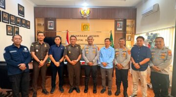 Keterangan Foto:
Kapolres Kutai Barat AKBP Haris Kurniawan, S.I.K., M.I.K., bersama jajaran melakukan kunjungan silaturahmi ke Kejaksaan Negeri Kutai Barat dan disambut langsung oleh Kajari Yon Yuviarso, S.H., M.H., Selasa (14/7/2026), dalam rangka memperkuat sinergi dan koordinasi penegakan hukum. Dokumentasi: Humas Polres Kutai Barat/Trackperistiwa.com.