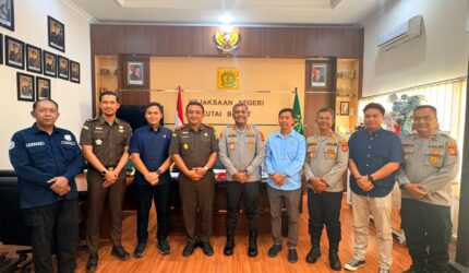 Keterangan Foto: Kapolres Kutai Barat AKBP Haris Kurniawan, S.I.K., M.I.K., bersama jajaran melakukan kunjungan silaturahmi ke Kejaksaan Negeri Kutai Barat dan disambut langsung oleh Kajari Yon Yuviarso, S.H., M.H., Selasa (14/7/2026), dalam rangka memperkuat sinergi dan koordinasi penegakan hukum. Dokumentasi: Humas Polres Kutai Barat/Trackperistiwa.com.