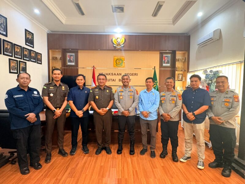 Keterangan Foto:
Kapolres Kutai Barat AKBP Haris Kurniawan, S.I.K., M.I.K., bersama jajaran melakukan kunjungan silaturahmi ke Kejaksaan Negeri Kutai Barat dan disambut langsung oleh Kajari Yon Yuviarso, S.H., M.H., Selasa (14/7/2026), dalam rangka memperkuat sinergi dan koordinasi penegakan hukum. Dokumentasi: Humas Polres Kutai Barat/Trackperistiwa.com.