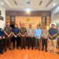 Keterangan Foto:
Kapolres Kutai Barat AKBP Haris Kurniawan, S.I.K., M.I.K., bersama jajaran melakukan kunjungan silaturahmi ke Kejaksaan Negeri Kutai Barat dan disambut langsung oleh Kajari Yon Yuviarso, S.H., M.H., Selasa (14/7/2026), dalam rangka memperkuat sinergi dan koordinasi penegakan hukum. Dokumentasi: Humas Polres Kutai Barat/Trackperistiwa.com.
