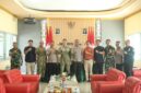 Keterangan Foto:
Kapolres Kutai Barat AKBP Haris Kurniawan, S.I.K., M.I.K., bersama jajaran melakukan kunjungan silaturahmi ke Markas Kodim 0912/Kutai Barat dan disambut Dandim Letkol Inf. Doni Fransisco, S.Sos., M.Han., beserta pejabat utama Kodim, Selasa (14/7/2026), dalam rangka memperkuat soliditas dan sinergitas TNI–Polri di Kabupaten Kutai Barat. Dokumentasi: Humas Polres Kutai Barat/Trackperistiwa.com.