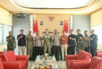 Keterangan Foto:
Kapolres Kutai Barat AKBP Haris Kurniawan, S.I.K., M.I.K., bersama jajaran melakukan kunjungan silaturahmi ke Markas Kodim 0912/Kutai Barat dan disambut Dandim Letkol Inf. Doni Fransisco, S.Sos., M.Han., beserta pejabat utama Kodim, Selasa (14/7/2026), dalam rangka memperkuat soliditas dan sinergitas TNI–Polri di Kabupaten Kutai Barat. Dokumentasi: Humas Polres Kutai Barat/Trackperistiwa.com.