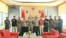 Keterangan Foto:
Kapolres Kutai Barat AKBP Haris Kurniawan, S.I.K., M.I.K., bersama jajaran melakukan kunjungan silaturahmi ke Markas Kodim 0912/Kutai Barat dan disambut Dandim Letkol Inf. Doni Fransisco, S.Sos., M.Han., beserta pejabat utama Kodim, Selasa (14/7/2026), dalam rangka memperkuat soliditas dan sinergitas TNI–Polri di Kabupaten Kutai Barat. Dokumentasi: Humas Polres Kutai Barat/Trackperistiwa.com.