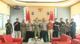 Keterangan Foto:
Kapolres Kutai Barat AKBP Haris Kurniawan, S.I.K., M.I.K., bersama jajaran melakukan kunjungan silaturahmi ke Markas Kodim 0912/Kutai Barat dan disambut Dandim Letkol Inf. Doni Fransisco, S.Sos., M.Han., beserta pejabat utama Kodim, Selasa (14/7/2026), dalam rangka memperkuat soliditas dan sinergitas TNI–Polri di Kabupaten Kutai Barat. Dokumentasi: Humas Polres Kutai Barat/Trackperistiwa.com.