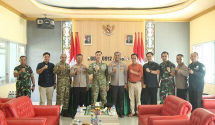 Keterangan Foto: Kapolres Kutai Barat AKBP Haris Kurniawan, S.I.K., M.I.K., bersama jajaran melakukan kunjungan silaturahmi ke Markas Kodim 0912/Kutai Barat dan disambut Dandim Letkol Inf. Doni Fransisco, S.Sos., M.Han., beserta pejabat utama Kodim, Selasa (14/7/2026), dalam rangka memperkuat soliditas dan sinergitas TNI–Polri di Kabupaten Kutai Barat. Dokumentasi: Humas Polres Kutai Barat/Trackperistiwa.com.
