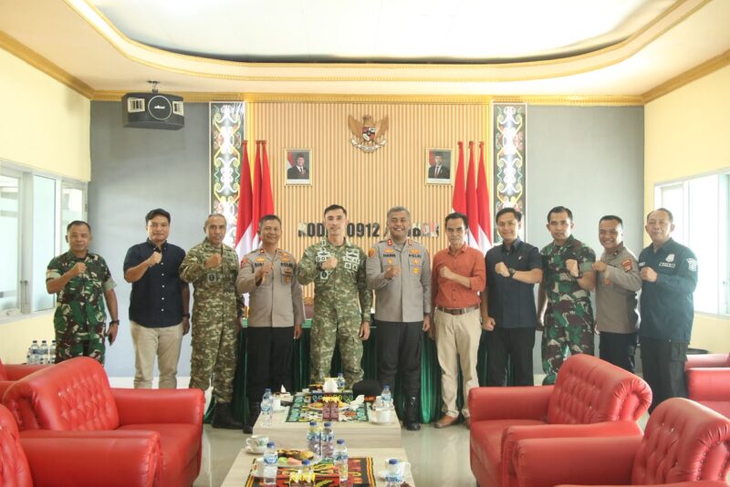 Keterangan Foto:
Kapolres Kutai Barat AKBP Haris Kurniawan, S.I.K., M.I.K., bersama jajaran melakukan kunjungan silaturahmi ke Markas Kodim 0912/Kutai Barat dan disambut Dandim Letkol Inf. Doni Fransisco, S.Sos., M.Han., beserta pejabat utama Kodim, Selasa (14/7/2026), dalam rangka memperkuat soliditas dan sinergitas TNI–Polri di Kabupaten Kutai Barat. Dokumentasi: Humas Polres Kutai Barat/Trackperistiwa.com.