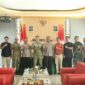 Keterangan Foto:
Kapolres Kutai Barat AKBP Haris Kurniawan, S.I.K., M.I.K., bersama jajaran melakukan kunjungan silaturahmi ke Markas Kodim 0912/Kutai Barat dan disambut Dandim Letkol Inf. Doni Fransisco, S.Sos., M.Han., beserta pejabat utama Kodim, Selasa (14/7/2026), dalam rangka memperkuat soliditas dan sinergitas TNI–Polri di Kabupaten Kutai Barat. Dokumentasi: Humas Polres Kutai Barat/Trackperistiwa.com.